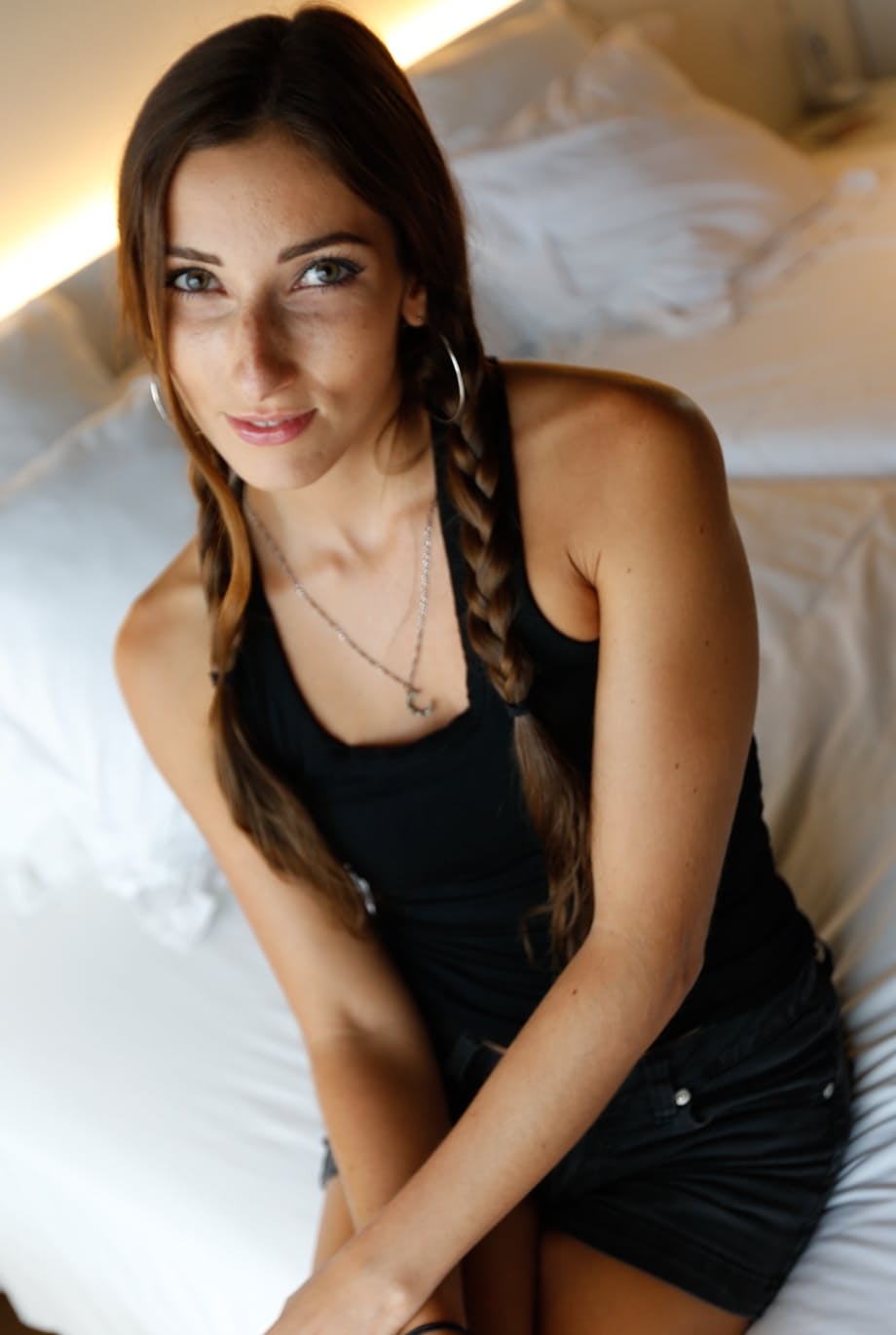 La traviesa Clea Gaultier recibe una fuerte cogida en posición doggystyle mientras anhela cada embestida. - 1