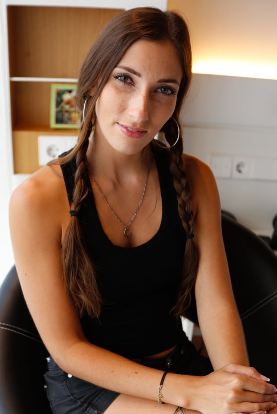 La traviesa Clea Gaultier recibe una fuerte cogida en posición doggystyle mientras anhela cada embestida. - 2