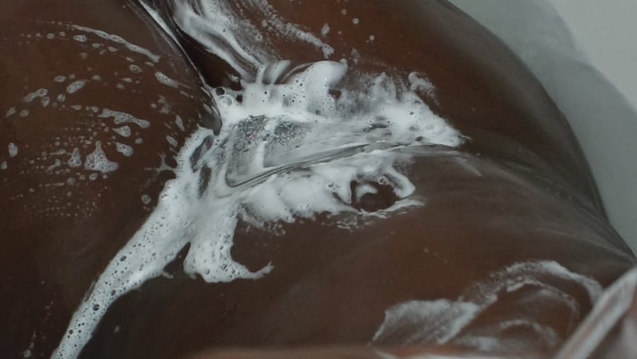 Barbra se prélasse sensuellement dans son bain après une orgie lubrique qui se termine en festin de foutre amateur ébène - 18