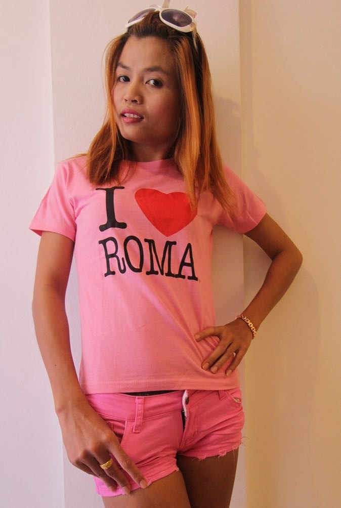 Dick B sbatte senza preservativo la teenager thailandese Julia stretta, picchiando ogni buco in POV raw - 3