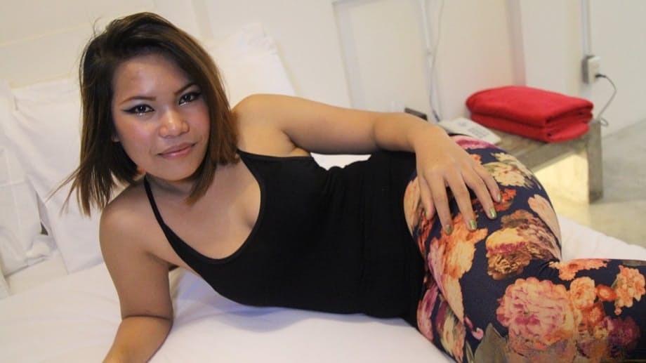 La bellissima Bee si fa martellare forte la sua passera rasata thailandese in POV - 5