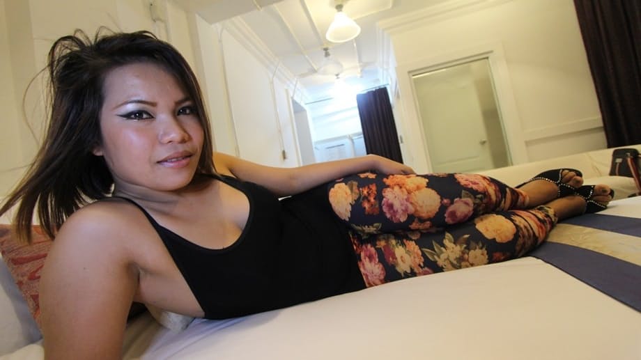 La bellissima Bee si fa martellare forte la sua passera rasata thailandese in POV - 6