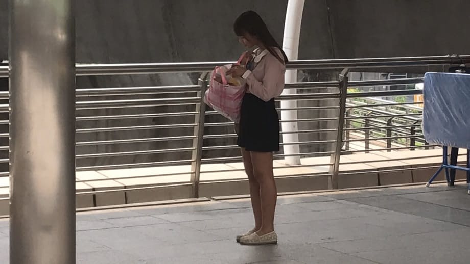 Malaysia levanta el vestido dejando al descubierto su coño peludo para que se la follen duro - 1