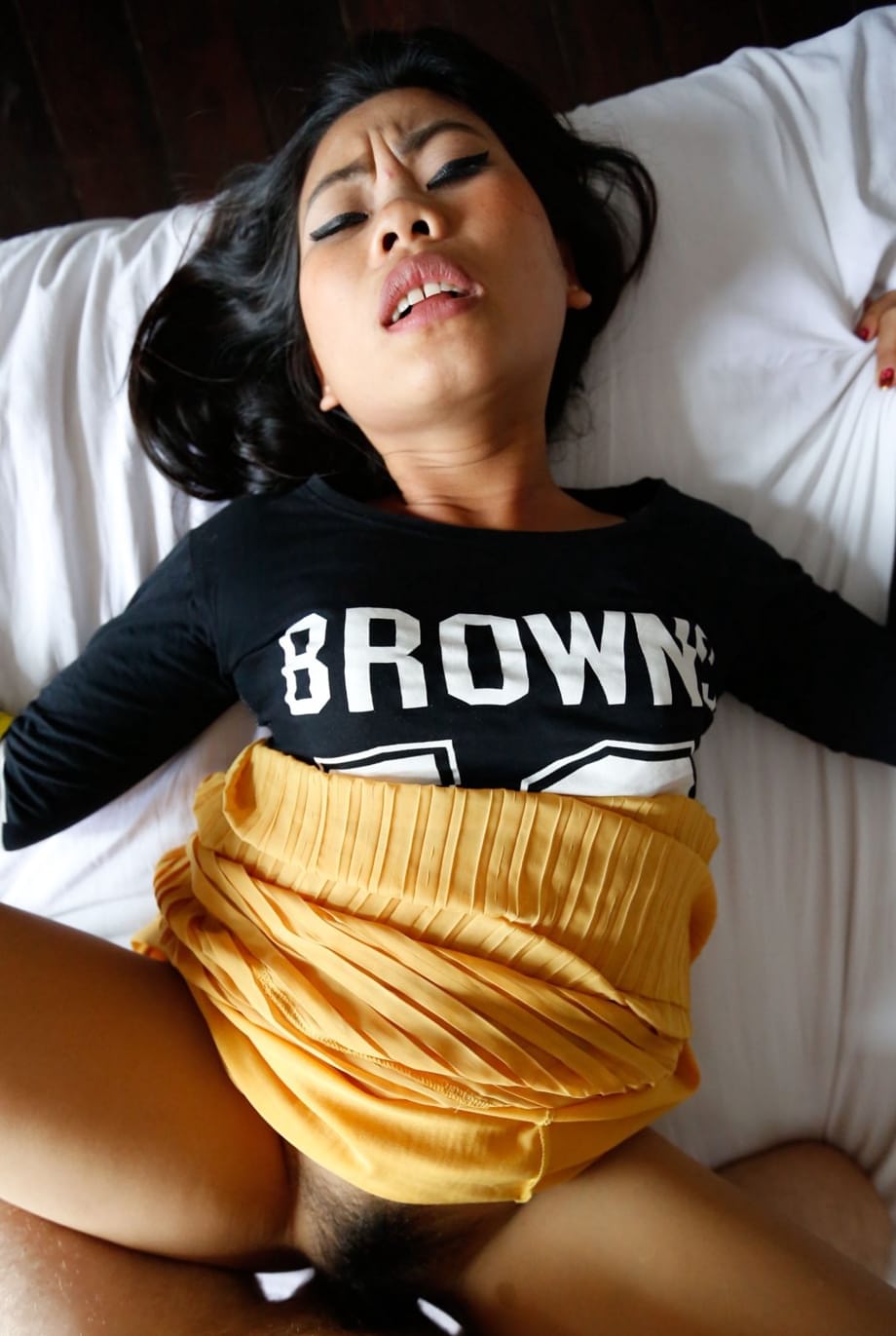 Malaysia levanta el vestido dejando al descubierto su coño peludo para que se la follen duro - 15