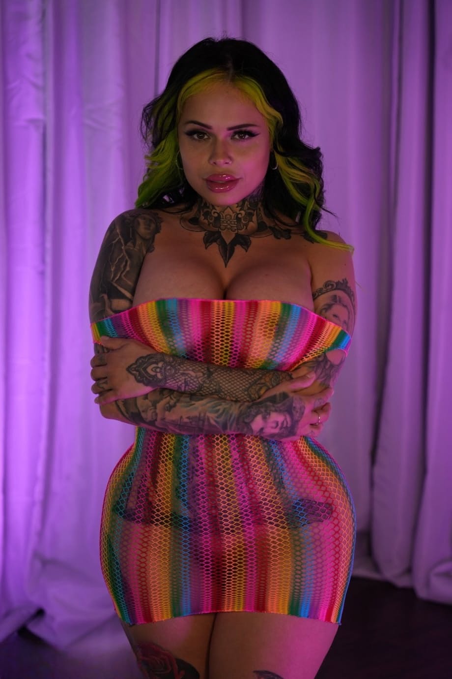 Xwife Karen domina sexo POV con una apasionada y brutal titjob - 1