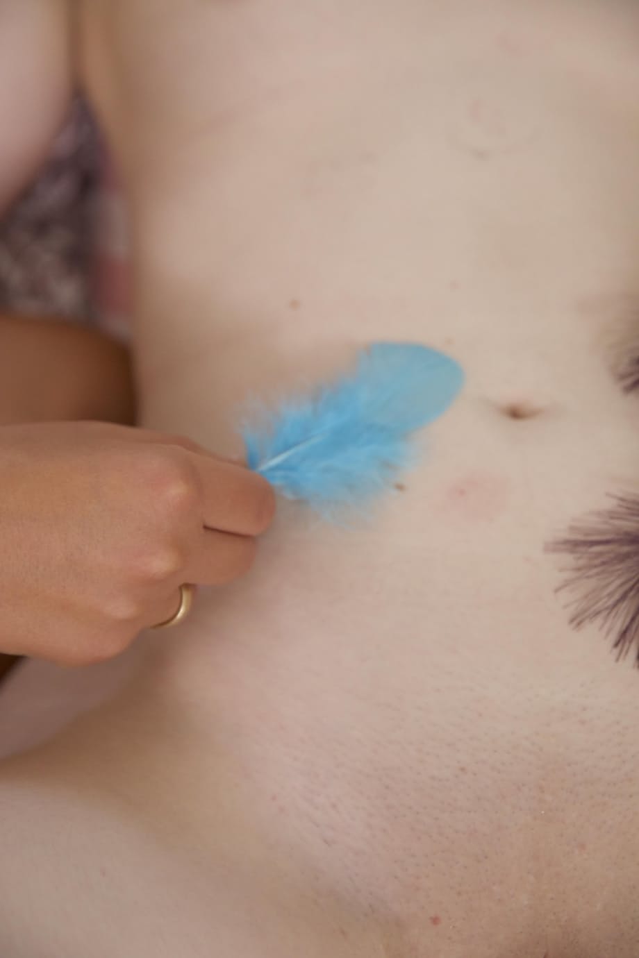 Luna A et des beautés sensuelles les yeux bandés pour un délicieux léchage de chatte lesbienne - 2