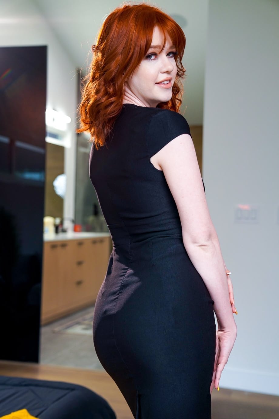 El cuerpo seductor de Ariel Darling, pelirroja ardiente, se ofrece ansiosamente para que su hijastro disfrute de su apretado ano - 1