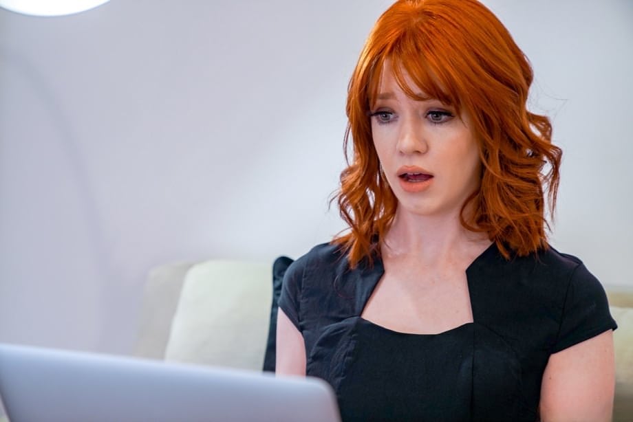 El cuerpo seductor de Ariel Darling, pelirroja ardiente, se ofrece ansiosamente para que su hijastro disfrute de su apretado ano - 11