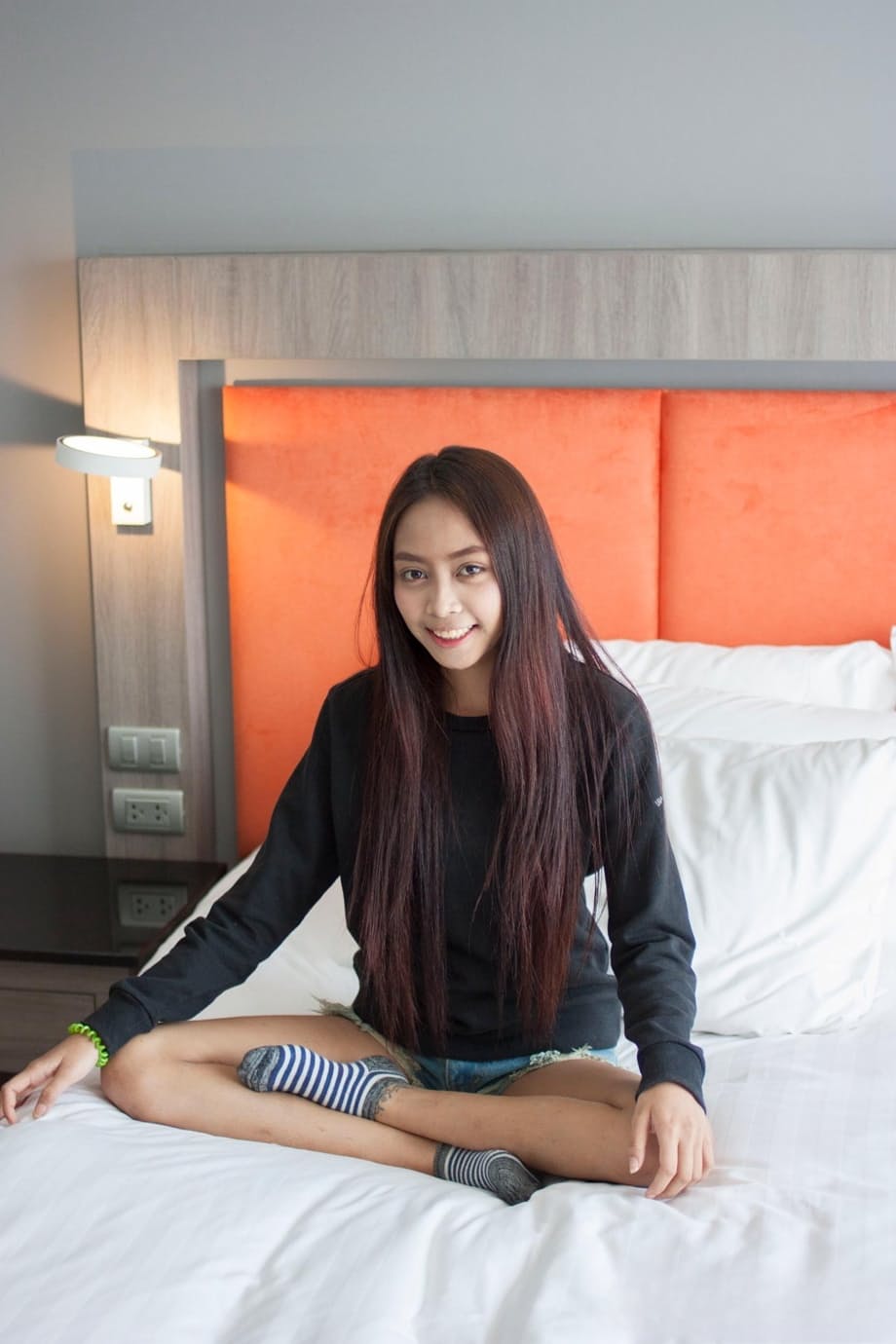 Asia Yok rivela in modo seducente i suoi piccoli seni, le sue gote carnose e la sua fessura pelosa - 3
