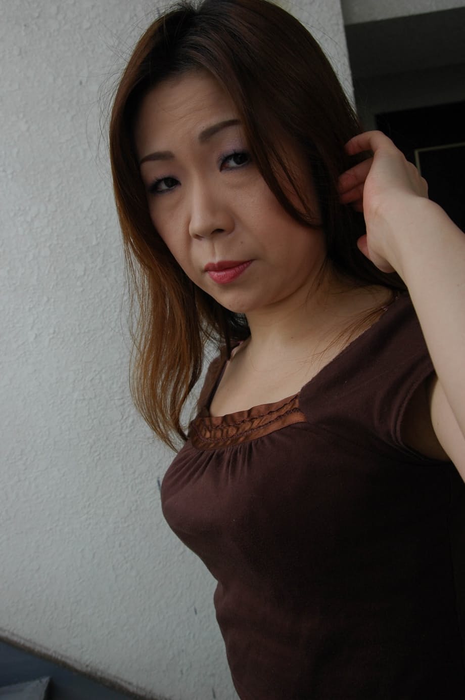 La sensuelle Yumi exhibe sa touffe épaisse et poilue ainsi que son gros cul. - 1