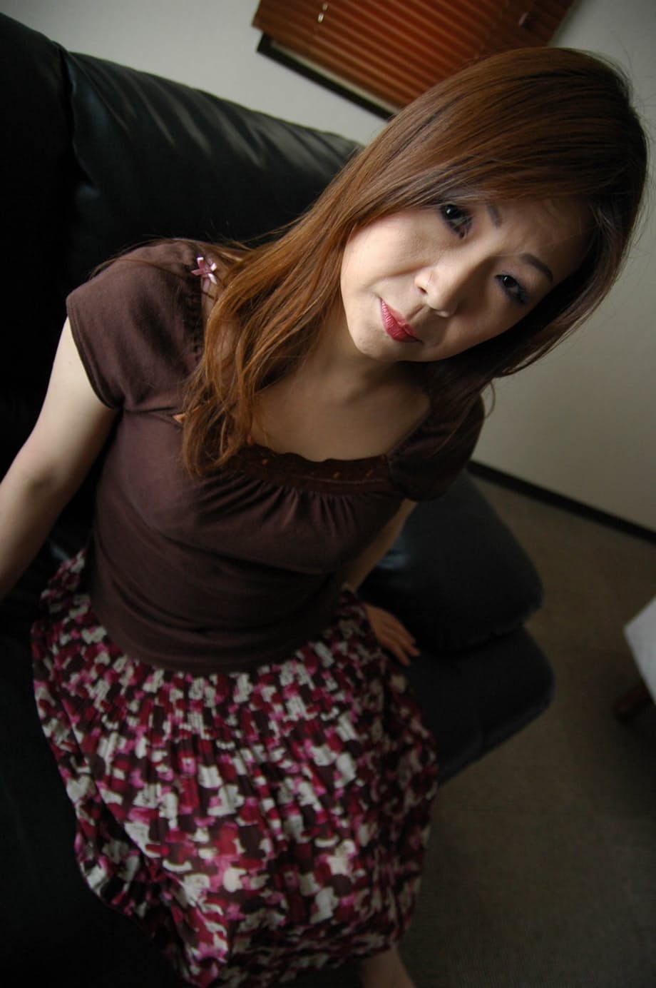 La sensuelle Yumi exhibe sa touffe épaisse et poilue ainsi que son gros cul. - 4