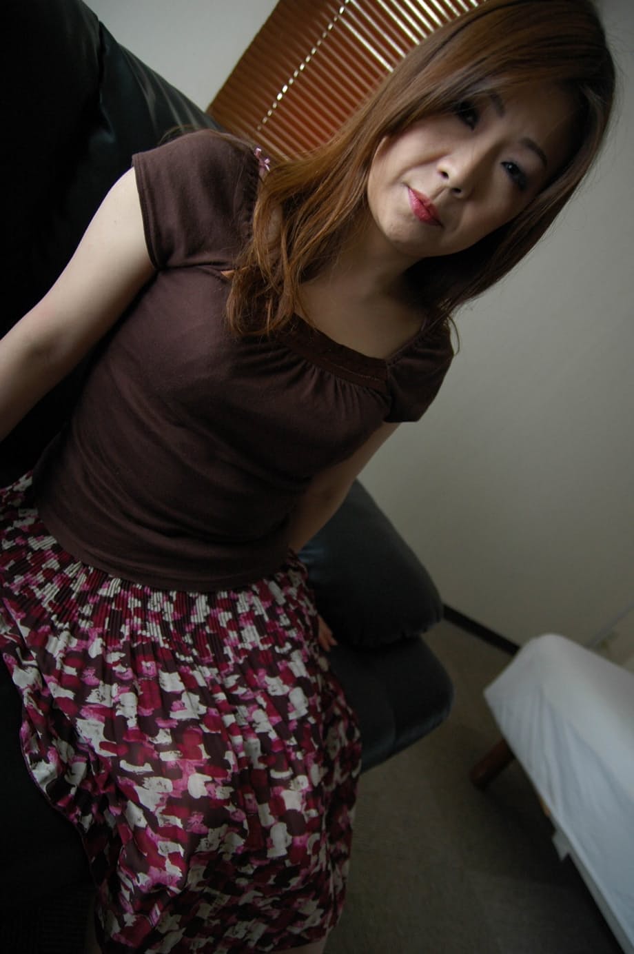 La sensuelle Yumi exhibe sa touffe épaisse et poilue ainsi que son gros cul. - 5
