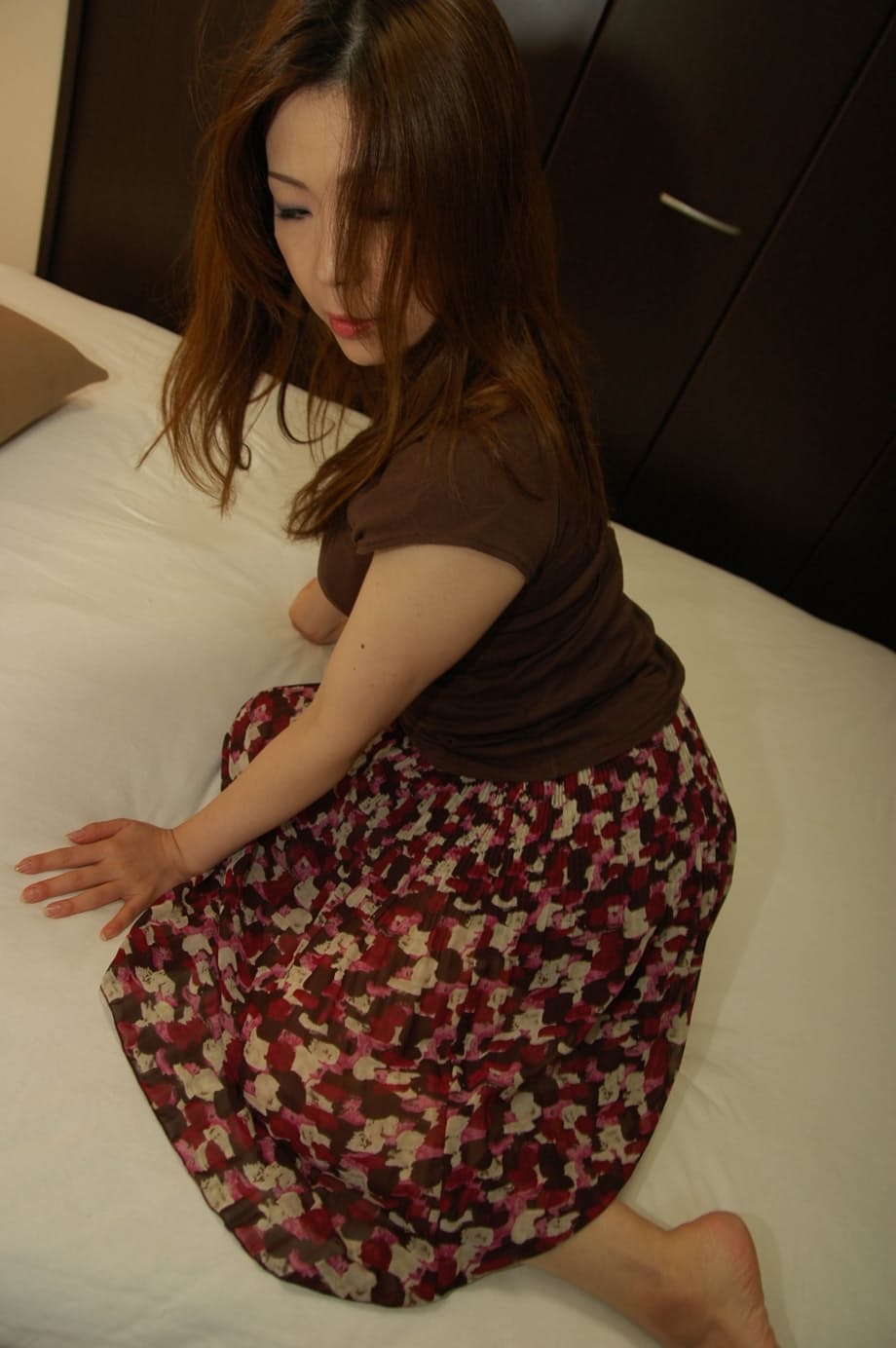 La sensuelle Yumi exhibe sa touffe épaisse et poilue ainsi que son gros cul. - 8