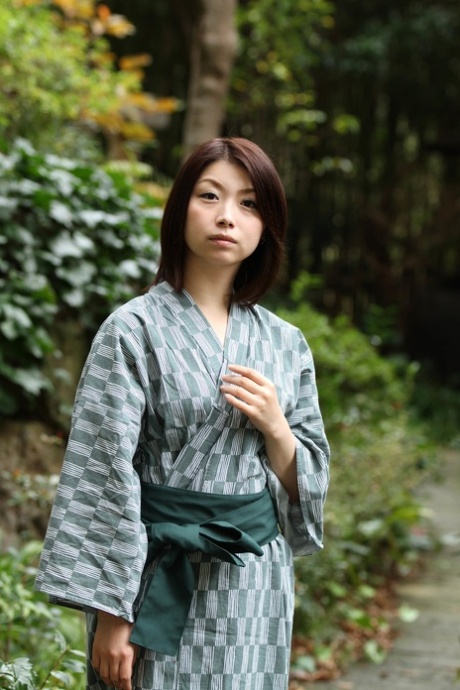 Konomi al aire libre, una belleza asiática exhibiendo pezones respingones y curvas naturales - 1