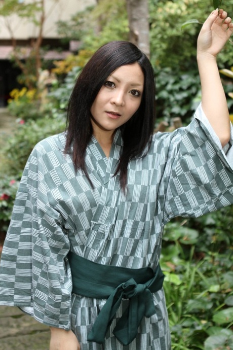 Konomi al aire libre, una belleza asiática exhibiendo pezones respingones y curvas naturales - 5
