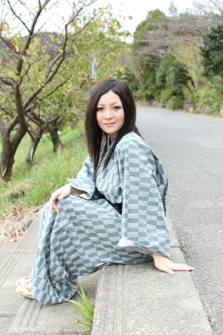Konomi al aire libre, una belleza asiática exhibiendo pezones respingones y curvas naturales - 7