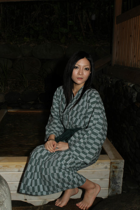 Konomi al aire libre, una belleza asiática exhibiendo pezones respingones y curvas naturales - 12