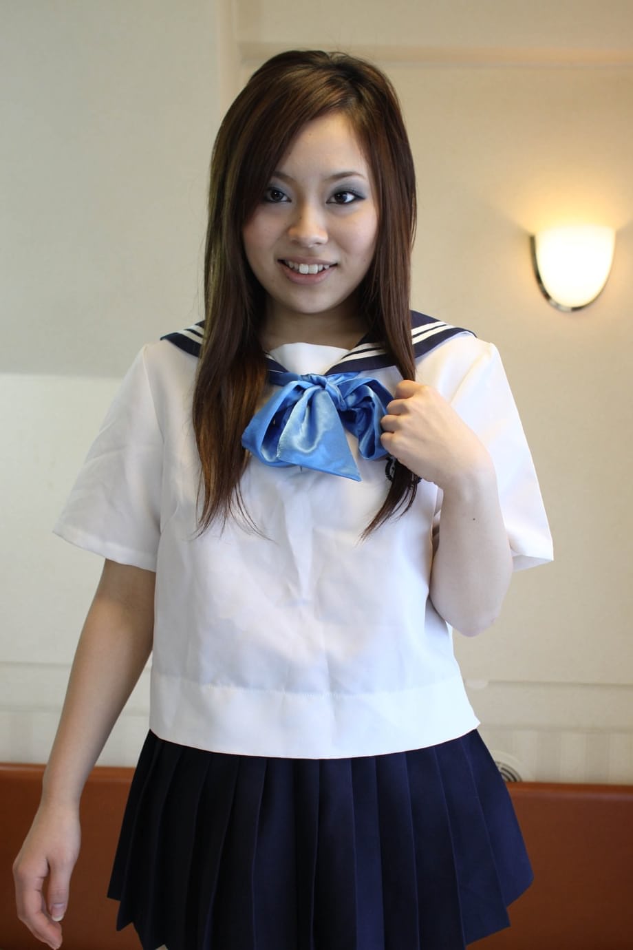 Tia Tanaka se déshabille dans la chambre en exhibant son énorme cul et sa chatte asiatique poilue - 1