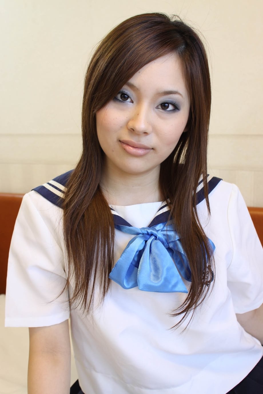 Tia Tanaka se déshabille dans la chambre en exhibant son énorme cul et sa chatte asiatique poilue - 6