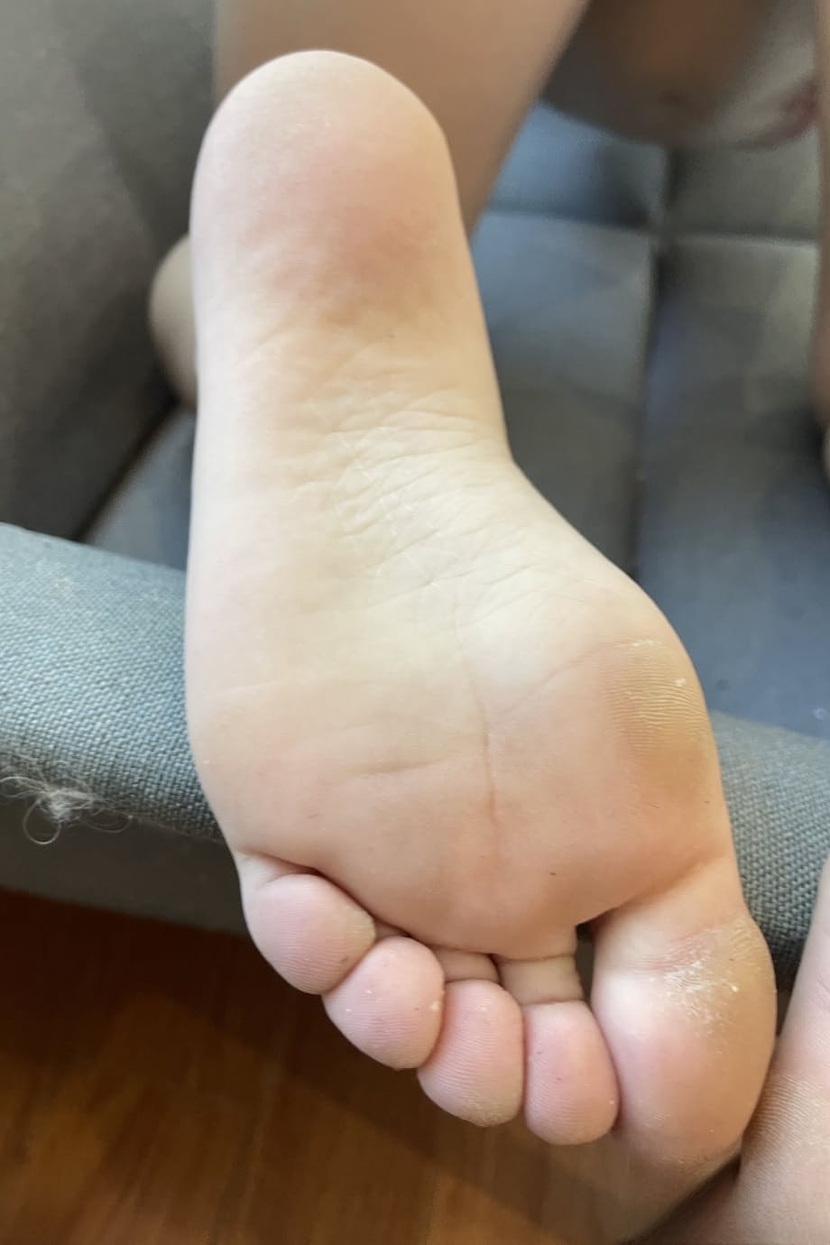 Mira Monroe temptingly shows her curvy ass, glistening pussy, and pretty feet - 9