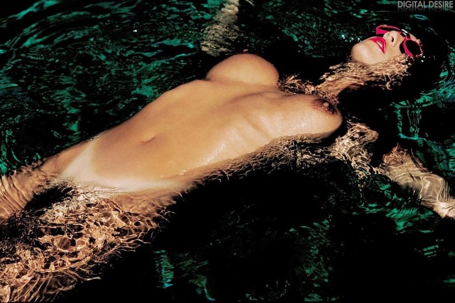 Las curvas impresionantes de Darian explotan mientras se mete a nadar desnuda en aguas seductoras - 11