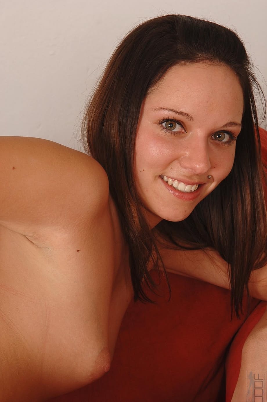 Morgan Moon spoglia con entusiasmo la novellina europea Kami Nikita, rivelando il suo grosso sedere e la sua figa bagnata durante il casting - 20