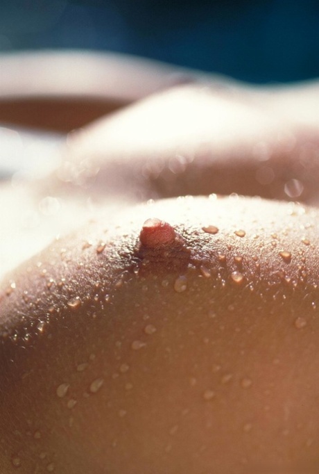 Monique Alexander se quita su minúsculo bikini en la piscina - 18