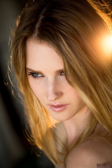 Ashley Lane se desviste por completo, quitándose las bragas para posar desnuda de forma seductora - 6