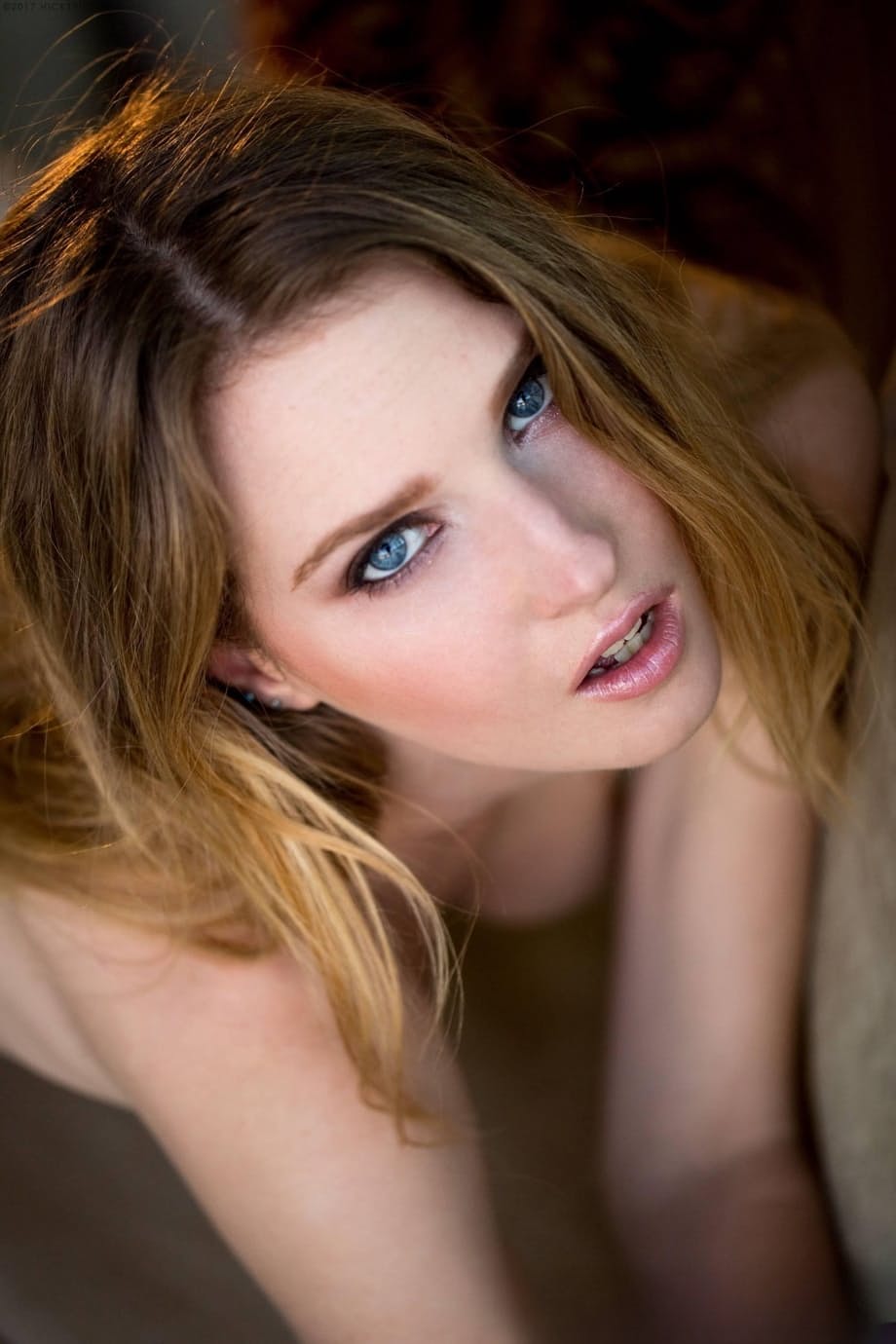 Ashley Lane se desviste por completo, quitándose las bragas para posar desnuda de forma seductora - 15