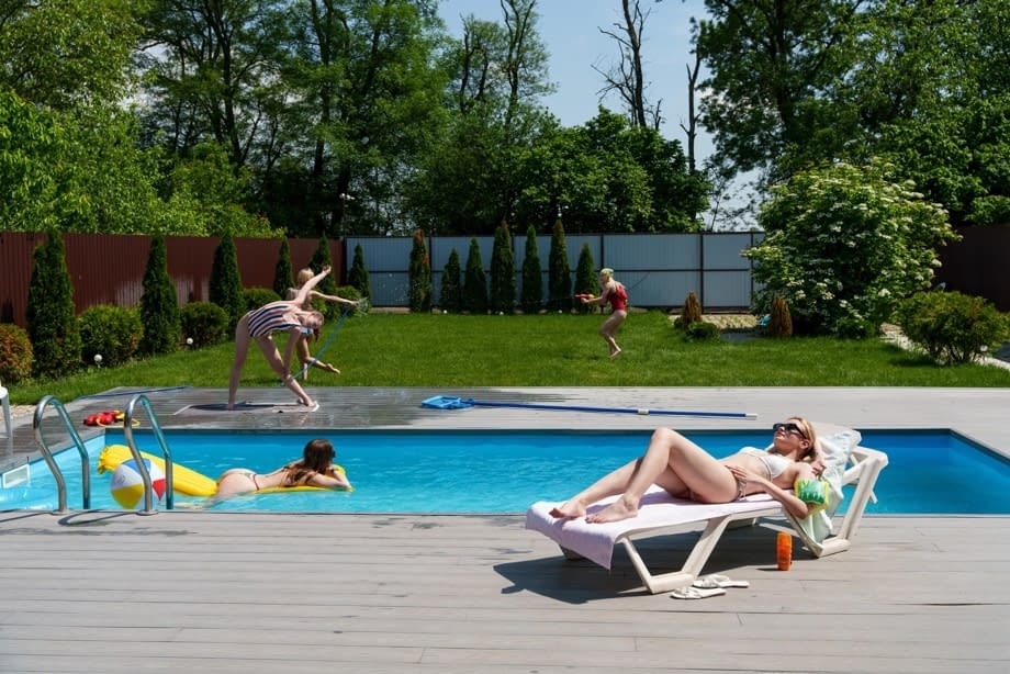 Nicole Murkovski et Rebecca Nikson se déshabillent au bord de la piscine, écarter les cuisses, lécher et savourer une chatte lesbienne juteuse - 2