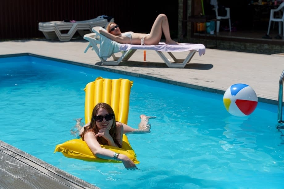 Nicole Murkovski et Rebecca Nikson se déshabillent au bord de la piscine, écarter les cuisses, lécher et savourer une chatte lesbienne juteuse - 4