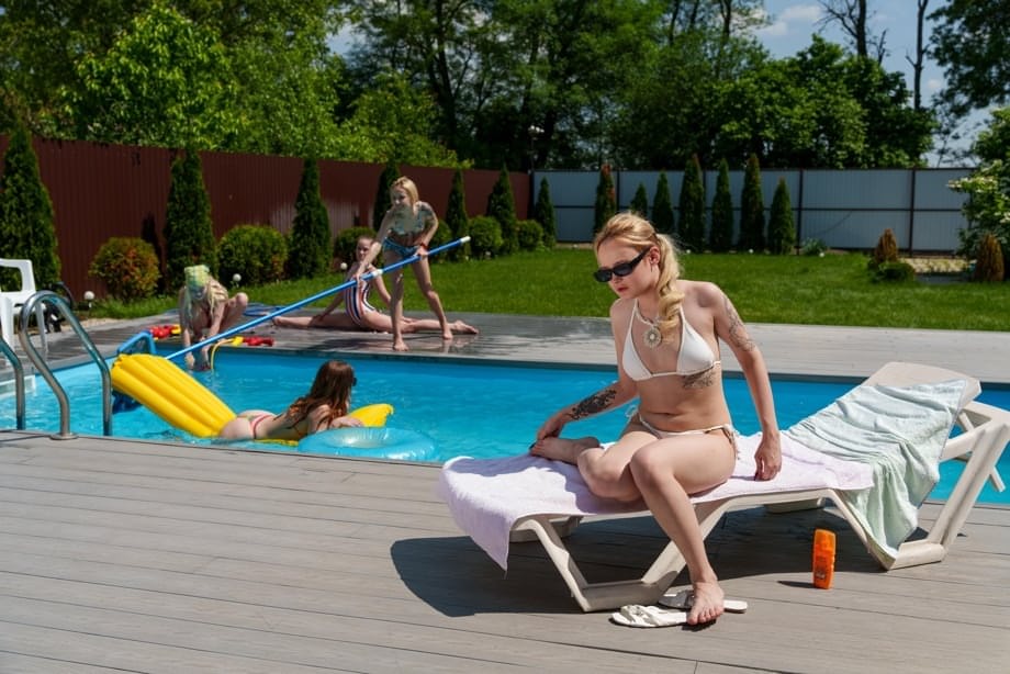 Nicole Murkovski et Rebecca Nikson se déshabillent au bord de la piscine, écarter les cuisses, lécher et savourer une chatte lesbienne juteuse - 6
