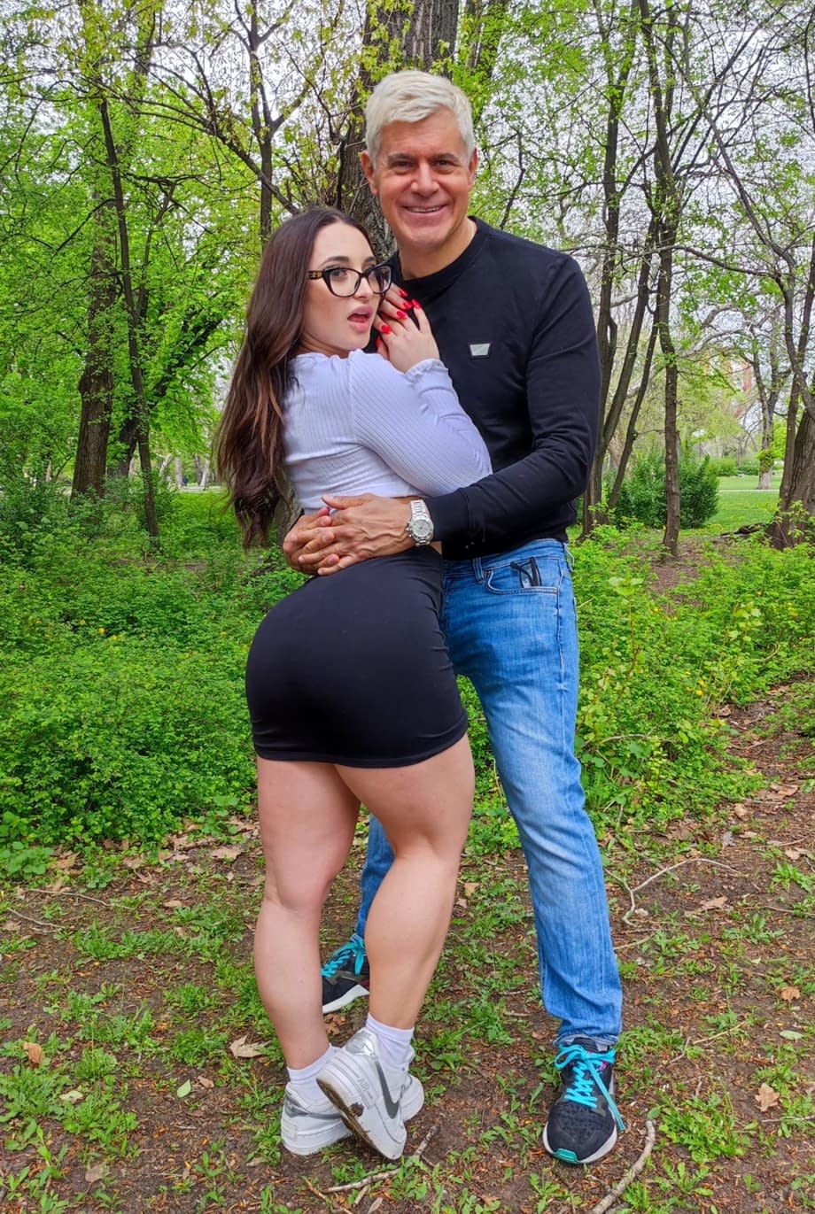 Bootylicious pornstar Sara Diamante gets picked up and fucked in a threesome