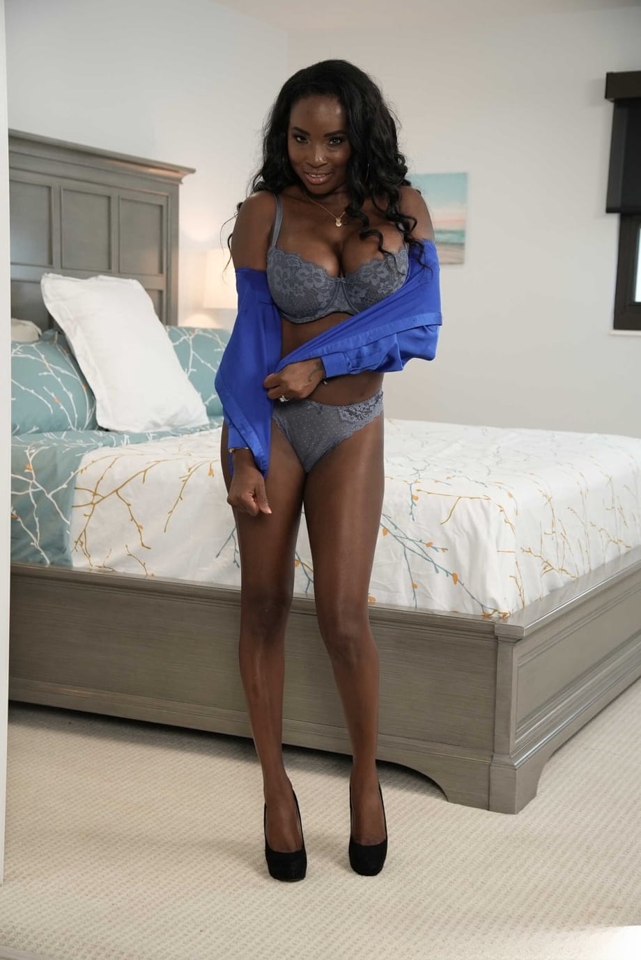 Naomi Foxxx provoca con sus enormes tetas negras mientras monta a un pequeño semental - 4