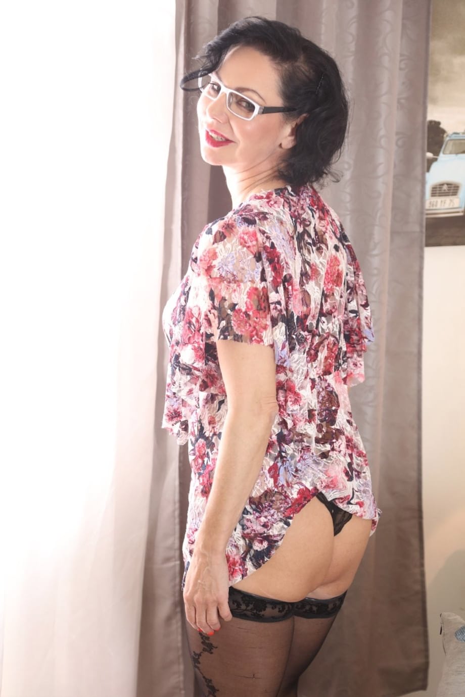 La chaude MILF Terry taquine et caresse le jeune Mike avec ses gros seins naturels. - 2
