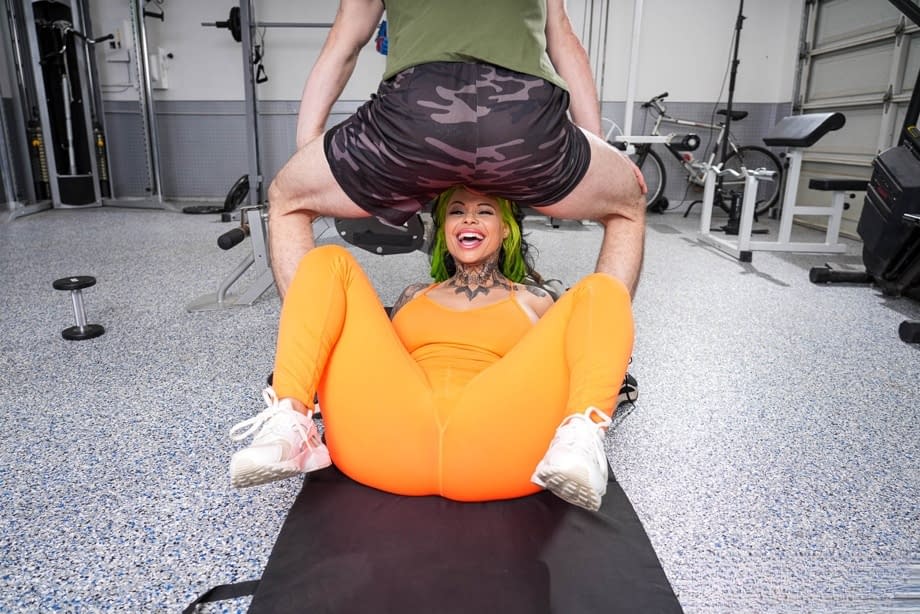 Xwife Karen exhibe su cuerpo curvilíneo mientras su entrenador de gimnasio la folla profunda desde dentro - 7