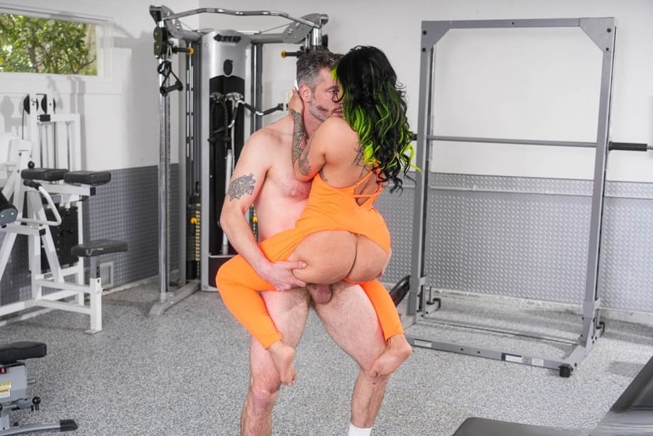 Xwife Karen exhibe su cuerpo curvilíneo mientras su entrenador de gimnasio la folla profunda desde dentro - 20