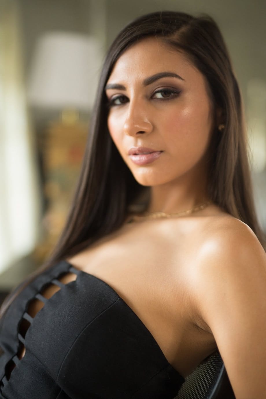 Gianna Dior espone i grossi capezzoli prima di infilarsi il cazzo pulsante - 1