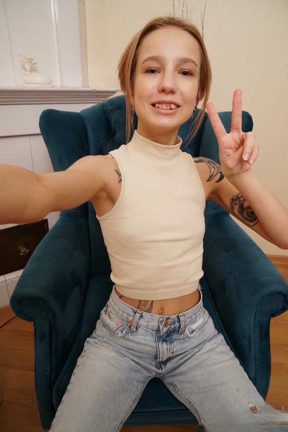 Tea Mint flaunts her perky tiny tits & shaved pussy in steamy selfie session - 1