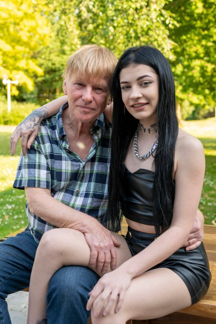 Chloe Heart se déshabille et se penche : son professeur lui martèle sa jeune et étroite chatte - 1