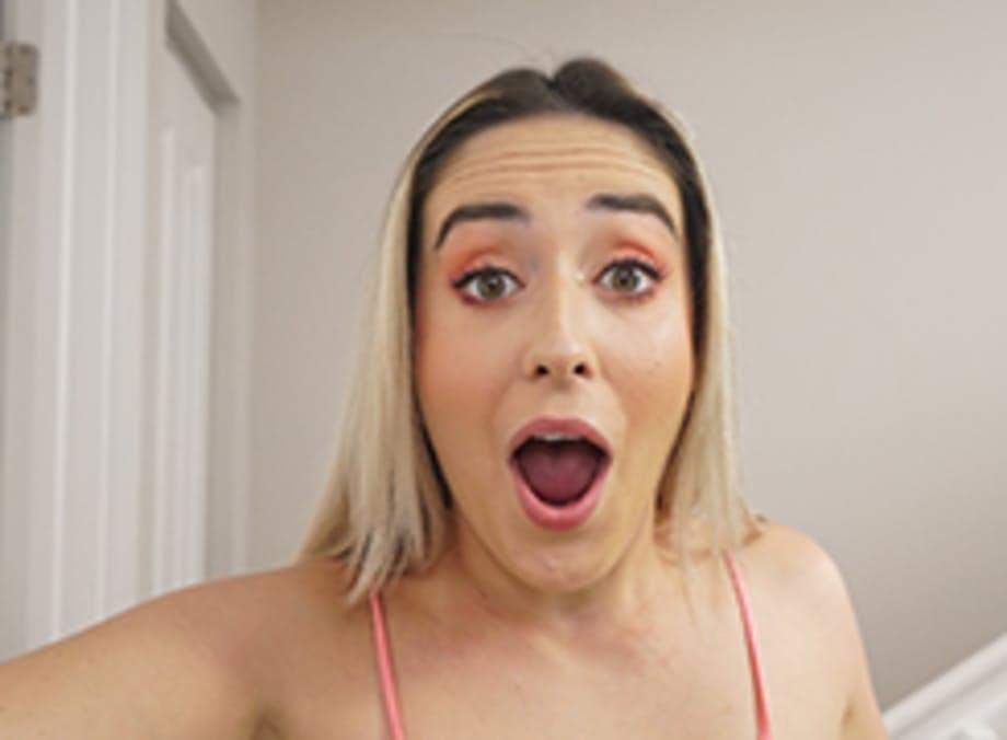 Brookie Blair chevauche une grosse bite ébène à nu sur ses draps de lit en désordre - 13