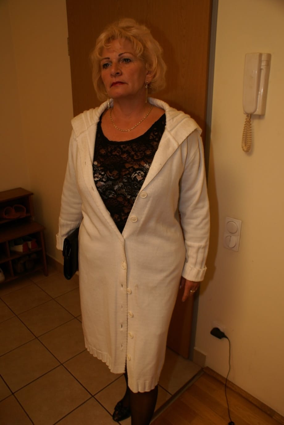 Sally G muestra sus masivas tetas de abuela y juega con su coño empapado - 1