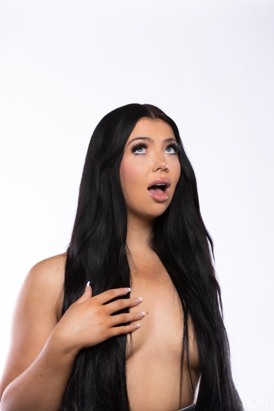 India fingers her plump wet pussy spreading her dripping lips wide - 3