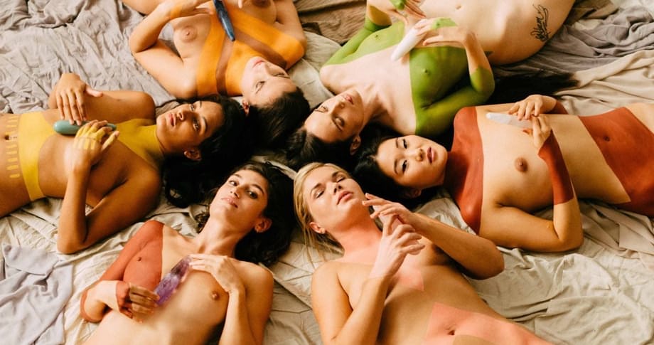 Anneke Necro si unisce a Julia Roca in un'orgia lesbica bollente di leccate di figa - 1