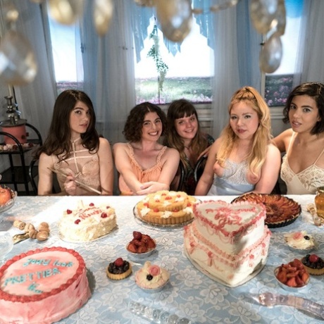Le quattro bellezze subiscono gli scherni espliciti della Torta, che pretende un triplo gioco del piacere - 8