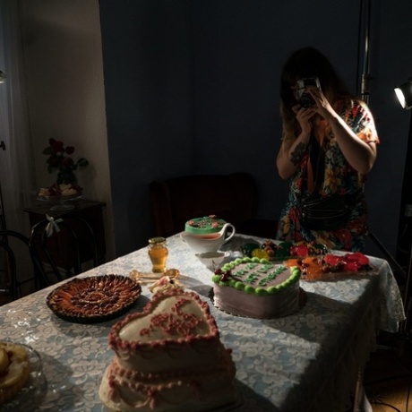 Le quattro bellezze subiscono gli scherni espliciti della Torta, che pretende un triplo gioco del piacere - 11