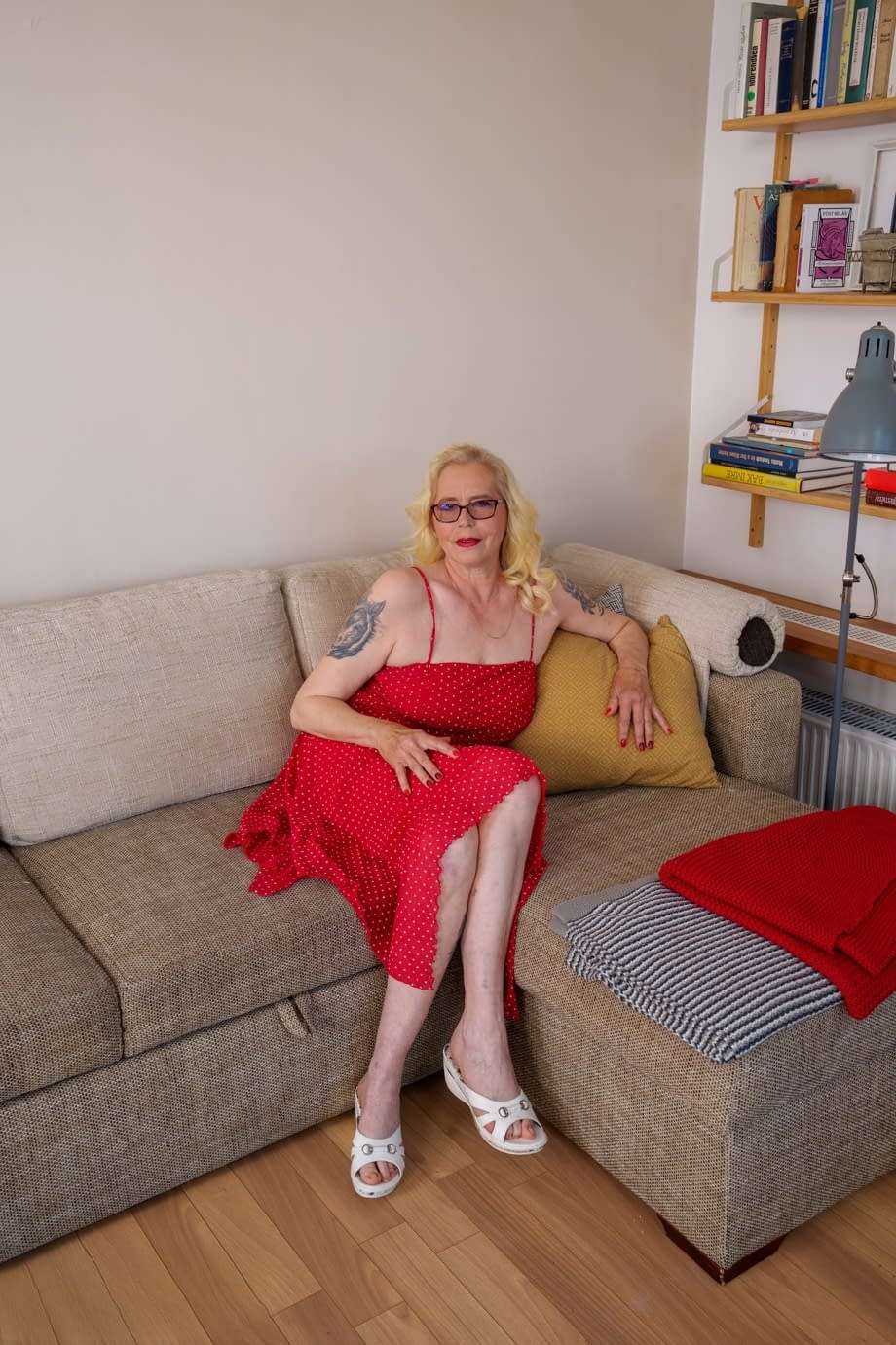 Céleste taquine en lunettes alors que la blonde mature coquine relève sa robe rouge en agrippant son cul. - 2