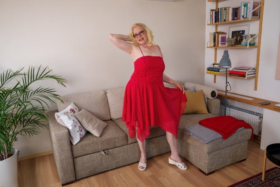 Céleste taquine en lunettes alors que la blonde mature coquine relève sa robe rouge en agrippant son cul. - 4