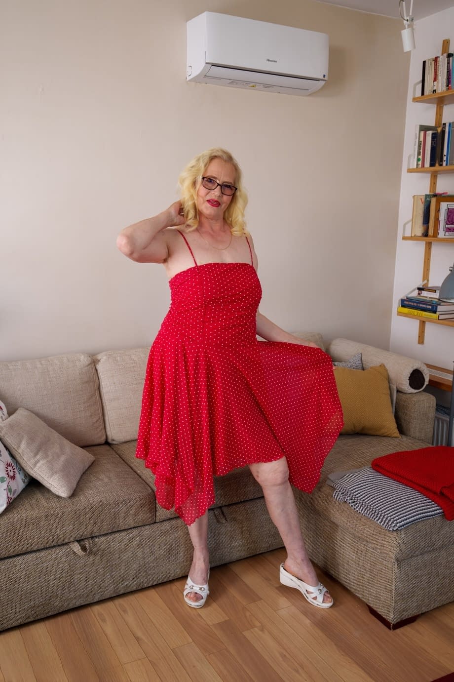 Céleste taquine en lunettes alors que la blonde mature coquine relève sa robe rouge en agrippant son cul. - 5