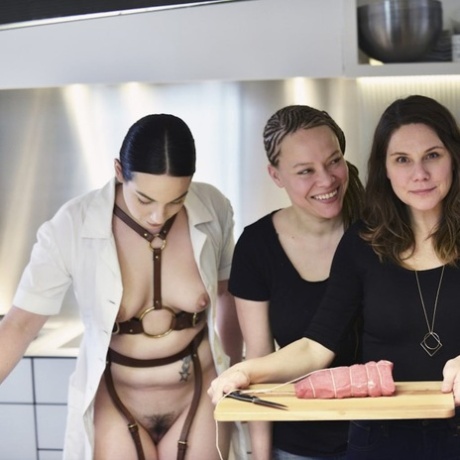 Amatrice Femdom Babe Zoe Davis embrassant passionnément son esclave de cuisine soumis menotté - 2